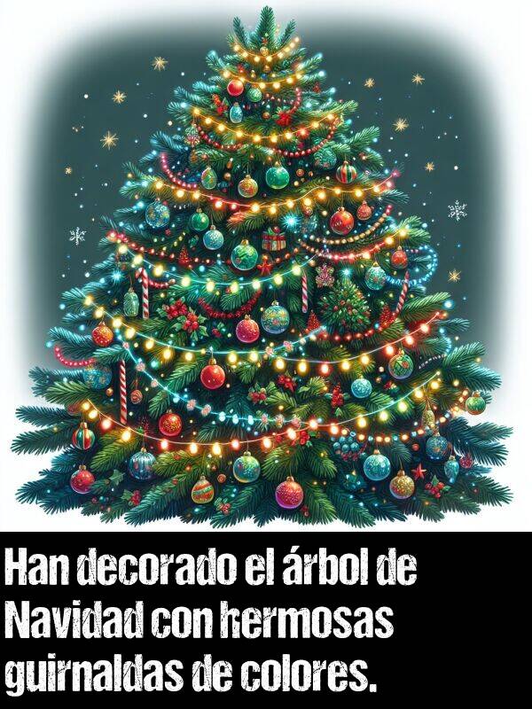 navidad: Han decorado el rbol de Navidad con hermosas guirnaldas de colores.