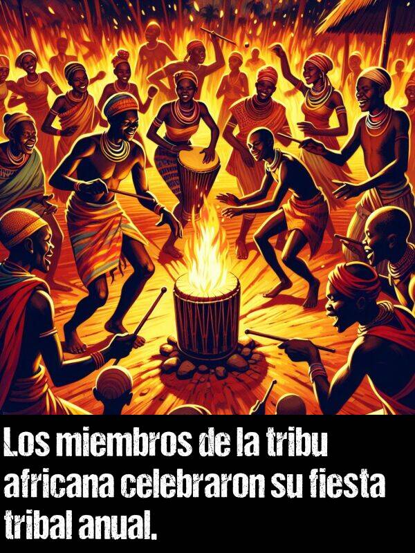 tribal: Los miembros de la tribu africana celebraron su fiesta tribal anual.