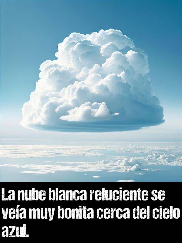 cielo: La nube blanca reluciente se vea muy bonita cerca del cielo azul.