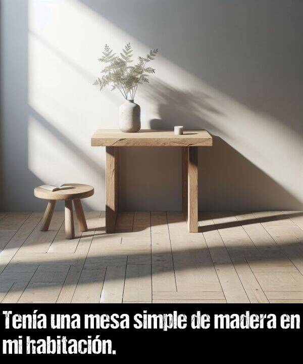 simple: Tena una mesa simple de madera en mi habitacin.
