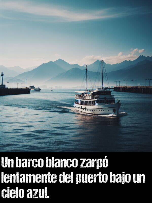 puerto: Un barco blanco zarp lentamente del puerto bajo un cielo azul.