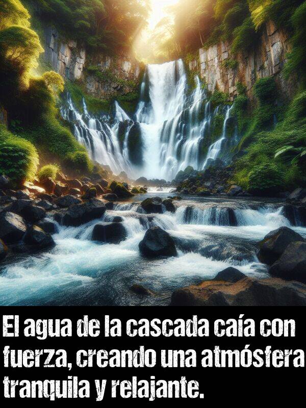 tranquila: El agua de la cascada caa con fuerza, creando una atmsfera tranquila y relajante.