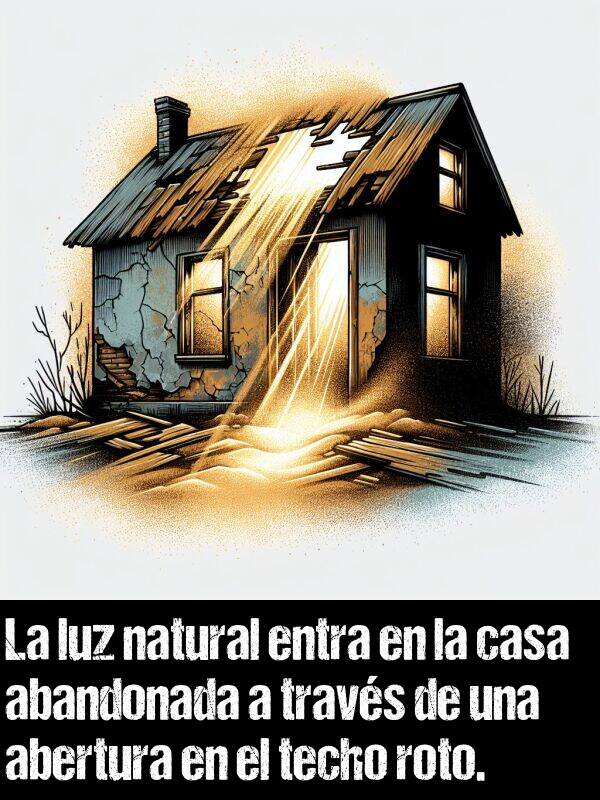 abertura: La luz natural entra en la casa abandonada a travs de una abertura en el techo roto.